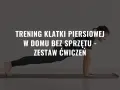 Mężczyzna wykonuje ćwiczenia na klatkę piersiową w domu, w pozycji deski.