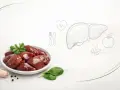 Surowa wątróbka na talerzu, obok czosnek i przyprawy. Grafika wątroby i serca sugeruje, czy wątróbka jest zdrowa.