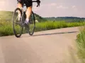 Intensywna jazda na rowerze to świetny trening. Pracują mięśnie nóg, pośladków i brzucha.