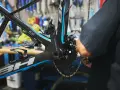 Mechanik dokonuje regulacji przedniej przerzutki w rowerze szosowym BH.