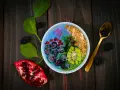 Kolorowa bowl z owocami i granolą. Czy to początek ortoreksji, co to za choroba?
