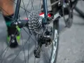 Zbliżenie na tylną przerzutkę i kasetę roweru szosowego.
