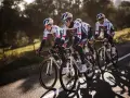 Kolarze BORA-hansgrohe w strojach z logo Red Bull i BOSS jadą w grupie. To ich czas na deload przed kolejnymi wyzwaniami.