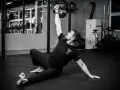 Mężczyzna wykonuje ćwiczenia na siłowni z kettlebell.
