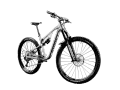 Srebrny rower MTB Romet Dagger 2.0 z pełnym zawieszeniem i oponami Michelin Wild Enduro. To sprzęt do pokonywania trudnych tras.