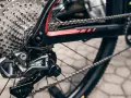 Błyszczący wolnobieg Shimano XTR na rowerze górskim, gotowy na trudne trasy.