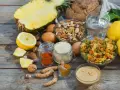 Ananas, cytryny, jajka, ryż, makaron, orzechy, pasta sezamowa, kurkuma, papryka, czosnek i chleb – składniki, które pomogą zdecydować, co jeść po zatruciu pokarmowym.