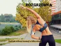 Kobieta wykonuje rozgrzewkę przed bieganiem, rozciągając bok. To klucz do uniknięcia kontuzji w kilka minut.
