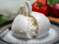 Pyszna burrata na talerzu, z pomidorem i cebulą w tle. Zastanawiasz się nad burrata kcal?