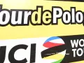 Logo Tour de Pologne i UCI World Tour na żółtym tle.