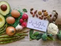 Glutation na co pomaga? Zdrowa żywność: awokado, jajka, warzywa, orzechy i wzór chemiczny glutationu.