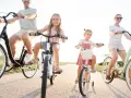 Rodzina na rowerach. Czy karta rowerowa jest obowiązkowa? Dzieci i rodzice cieszą się wspólną przejażdżką.