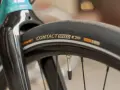 Zbliżenie na rowerowy bieżnik z napisem "Continental Contact Speed". Różne rodzaje opon rowerowych mają różne zastosowania.