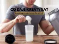 Mężczyzna przygotowuje odżywkę. Dowiedz się, co daje kreatyna: lepsza regeneracja i więcej siły na trasie.