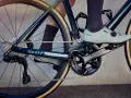 Rower Scott z napędem Shimano 105. Widoczna korba, przerzutka tylna i kasetka.