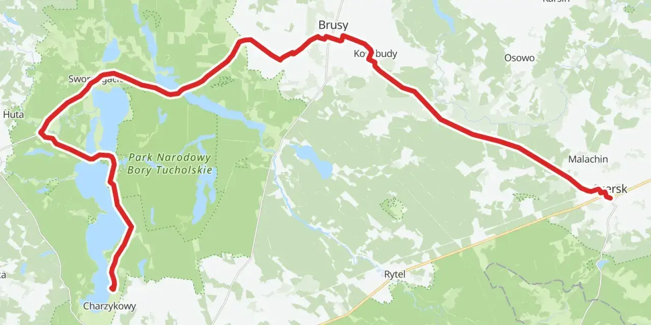 Mapa przedstawia trasę rowerową przez Bory Tucholskie, wiodącą przez jeziora i lasy, od Charzyków do Brus i dalej. Kaszubska marszruta zachwyca malowniczymi widokami.