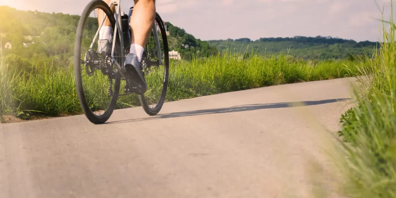 Intensywna jazda na rowerze to świetny trening. Pracują mięśnie nóg, pośladków i brzucha.