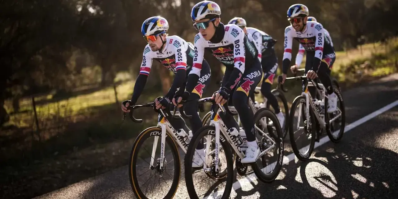 Kolarze BORA-hansgrohe w strojach z logo Red Bull i BOSS jadą w grupie. To ich czas na deload przed kolejnymi wyzwaniami.