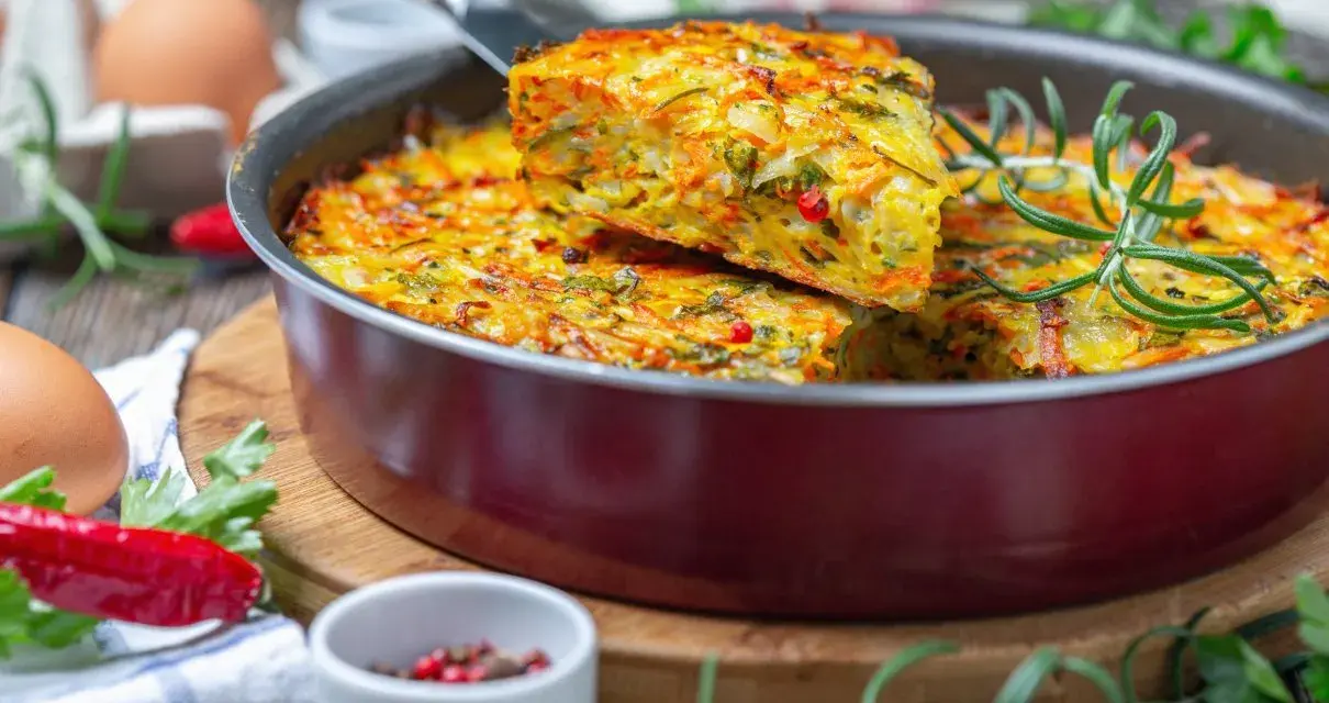Pyszna keto kolacja w formie zapiekanki z warzywami i ziołami, podana w patelni.
