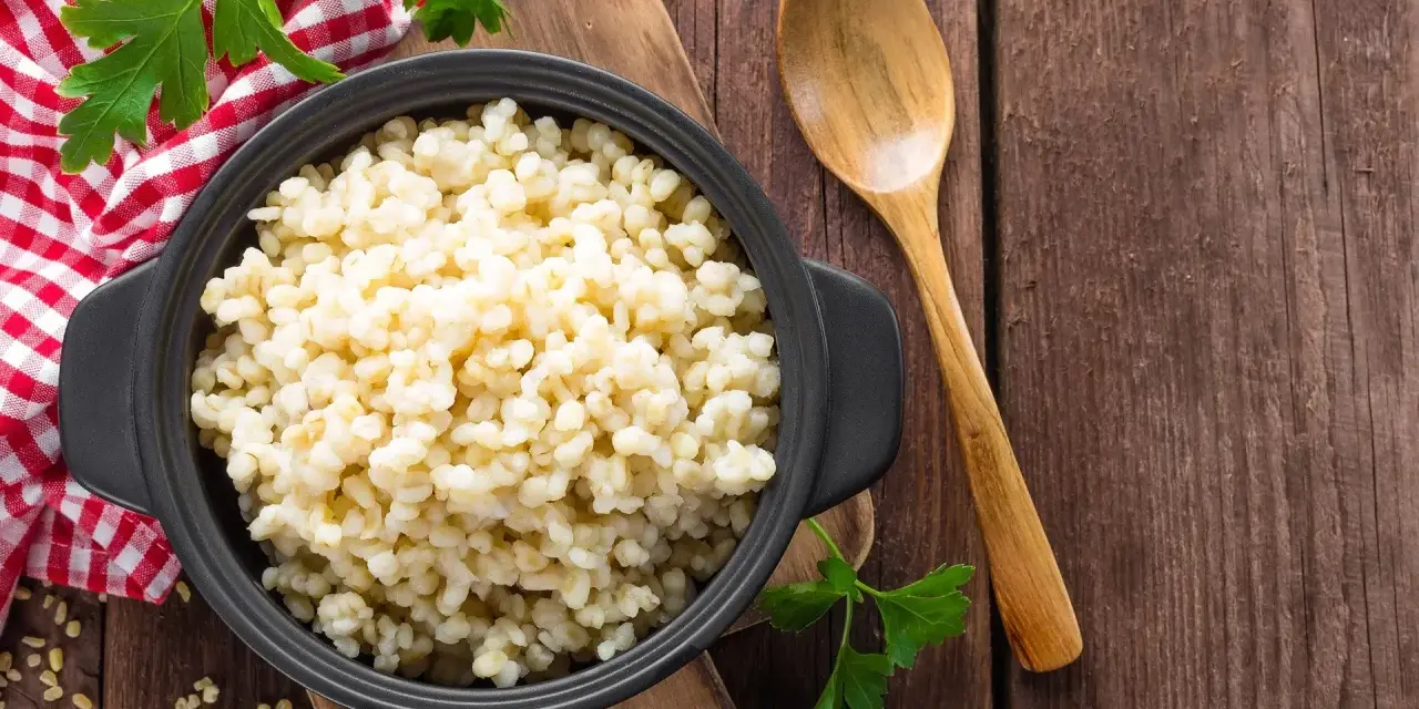 Miseczka pełna kaszy bulgur, idealna na zdrowy posiłek. Sprawdź, ile ma kasza bulgur kcal!