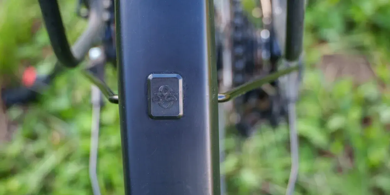 Czarny błotnik rowerowy z logo SKS.