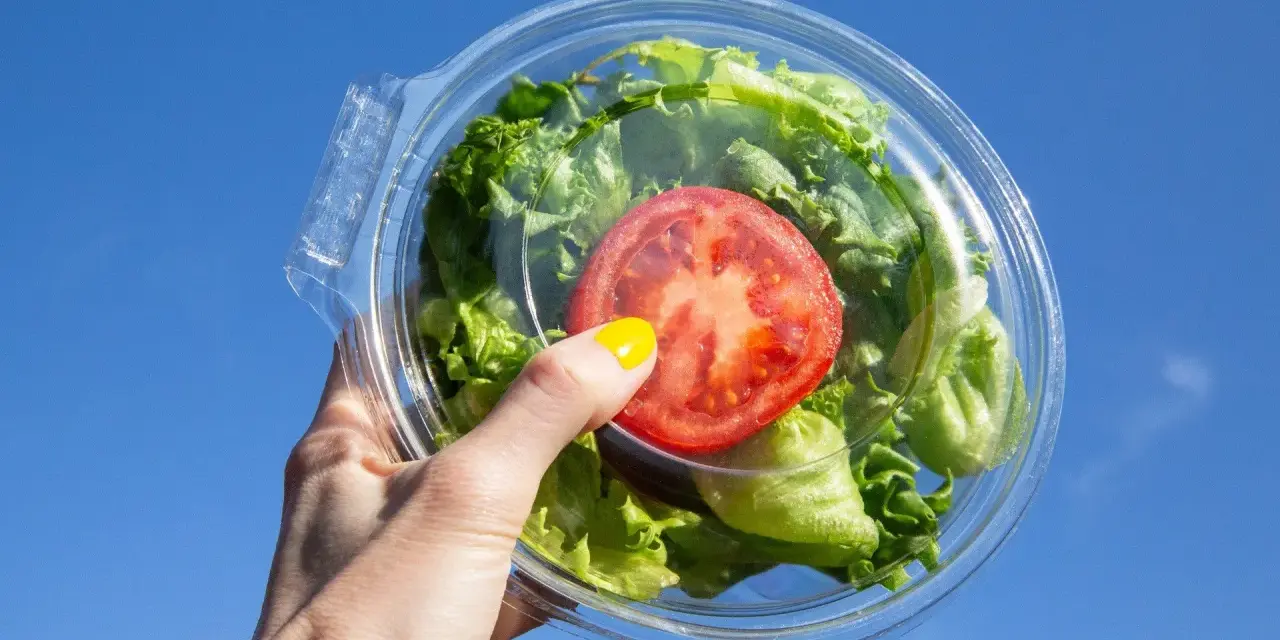 Sałatka z pomidorem w pojemniku, idealna na dietę low carb. Przepisy na zdrowe posiłki.
