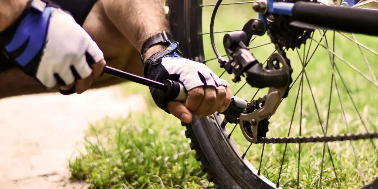 Pompowanie roweru: Jak to zrobić dobrze? Uniknij błędów!
