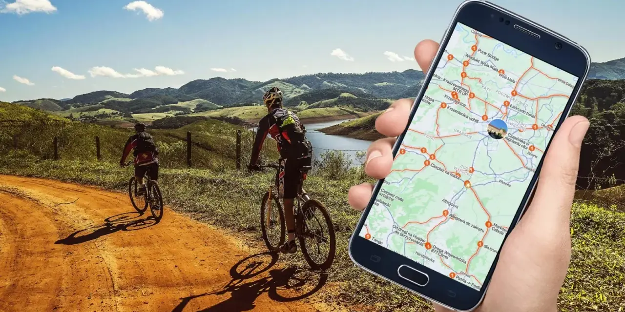 Rowerzyści na malowniczej trasie, a w dłoni smartfon z mapą - idealna aplikacja na rower do odkrywania nowych szlaków.