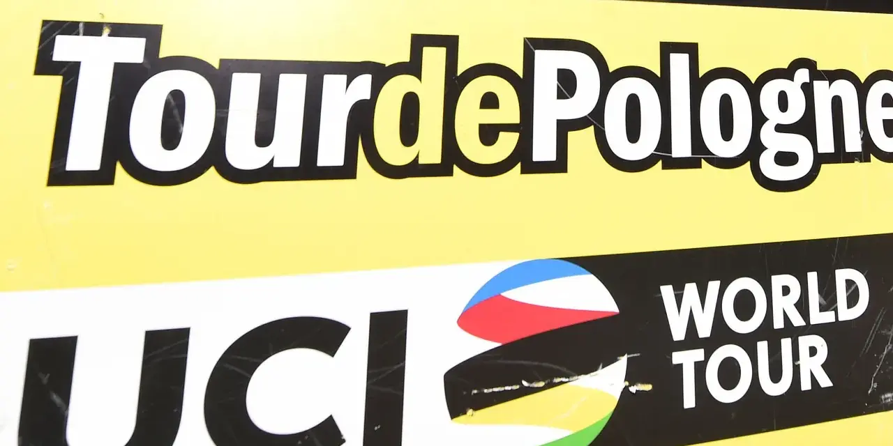 Logo Tour de Pologne i UCI World Tour na żółtym tle.