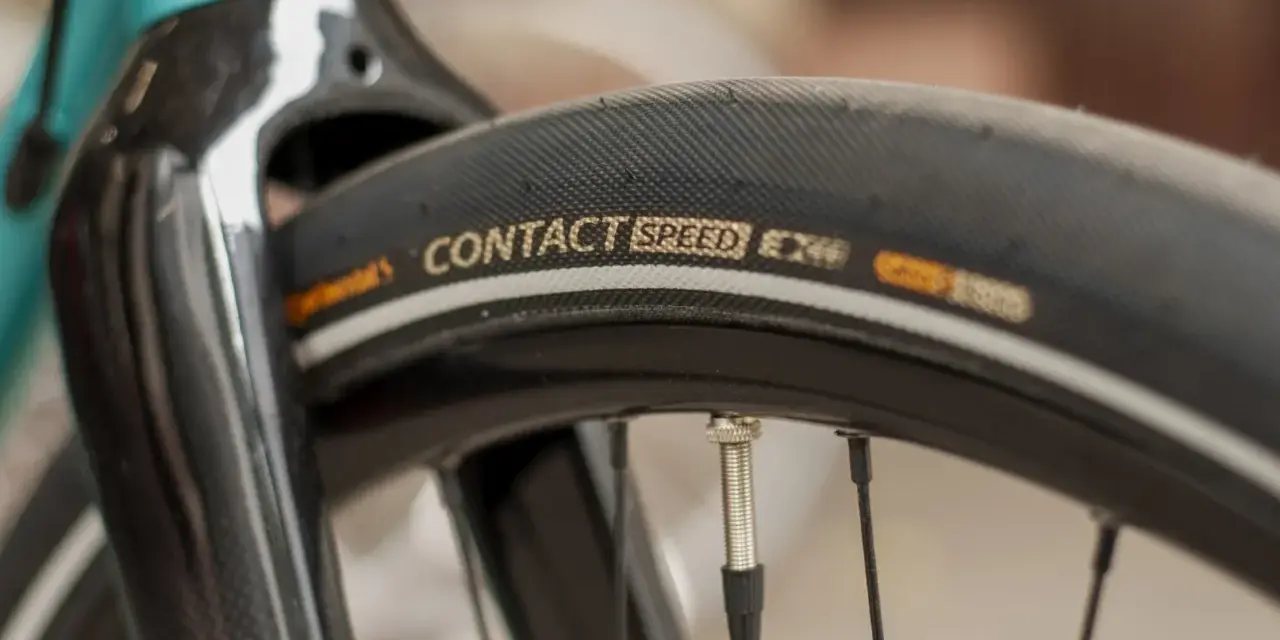 Zbliżenie na rowerowy bieżnik z napisem "Continental Contact Speed". Różne rodzaje opon rowerowych mają różne zastosowania.