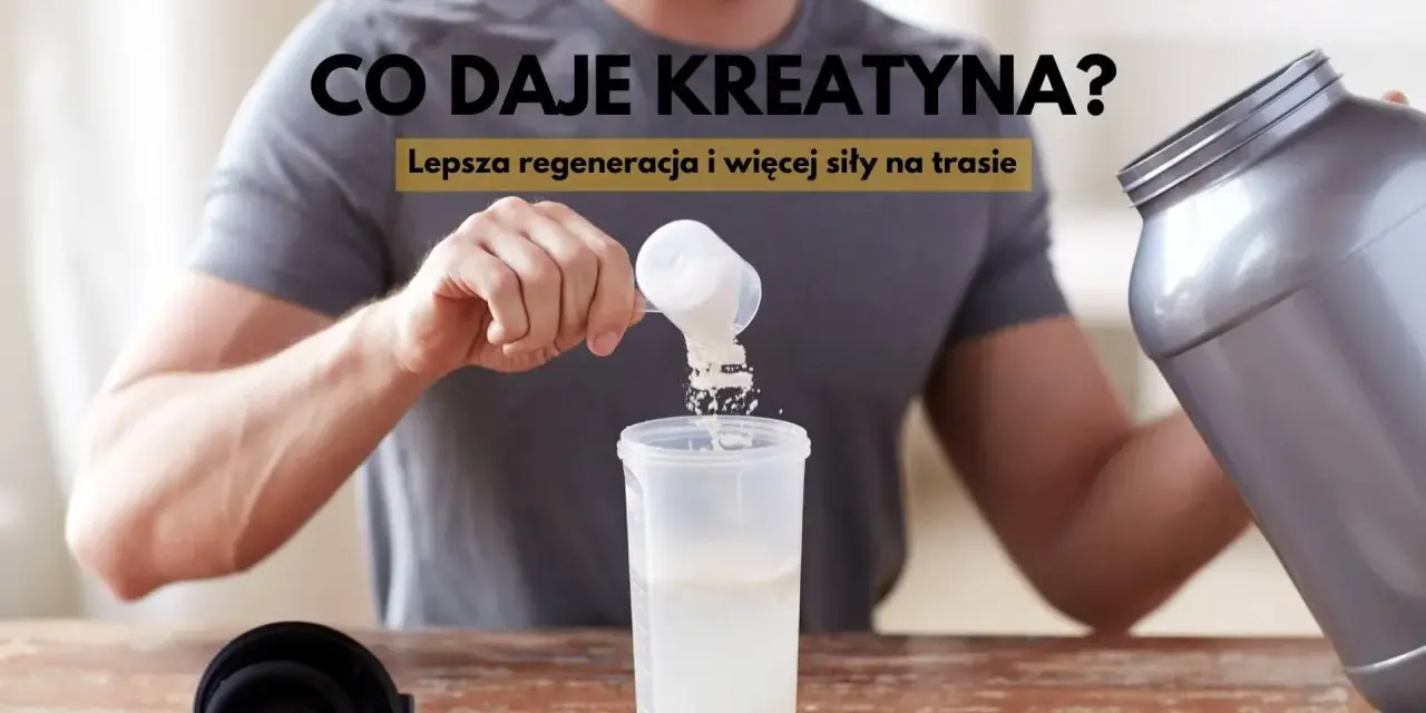 Mężczyzna przygotowuje odżywkę. Dowiedz się, co daje kreatyna: lepsza regeneracja i więcej siły na trasie.