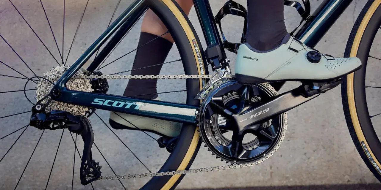 Rower Scott z napędem Shimano 105. Widoczna korba, przerzutka tylna i kasetka.