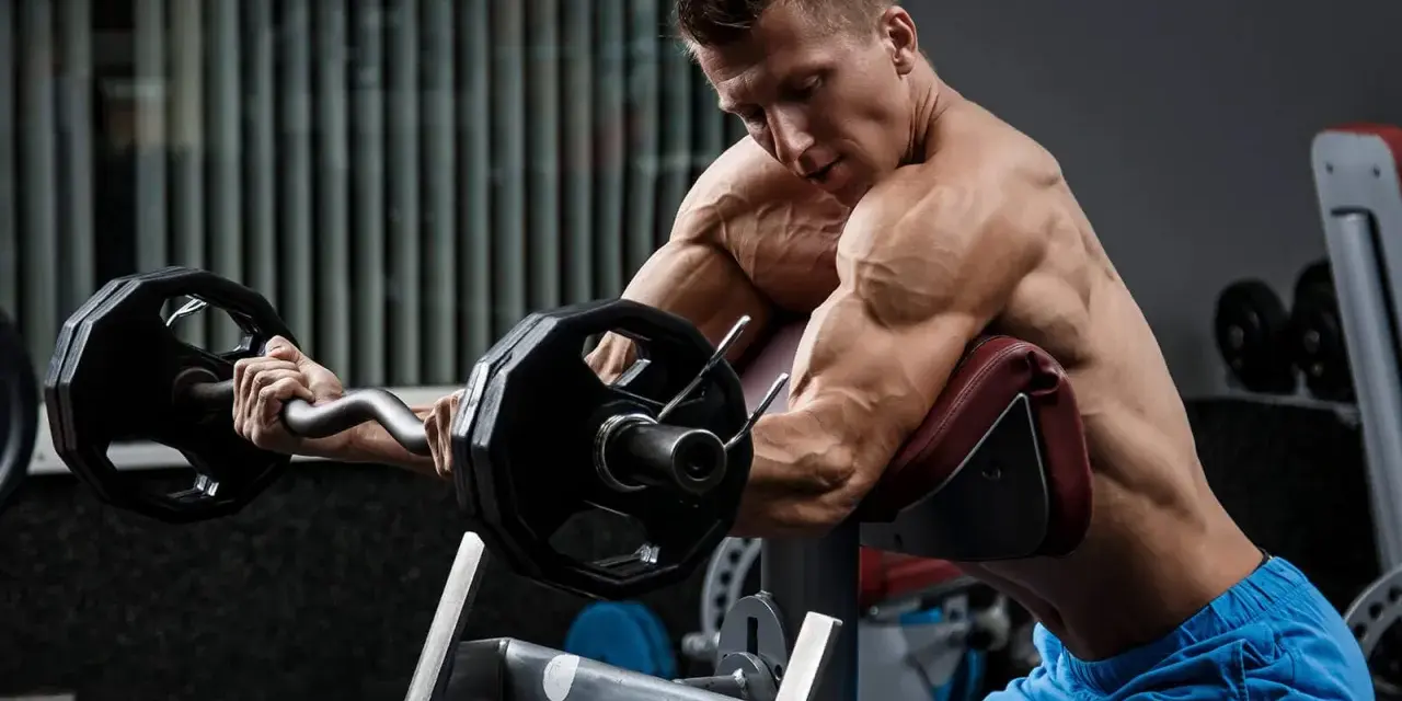 Rozciąganie bicepsa: Czy robisz to dobrze? Uniknij błędów!