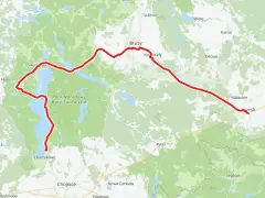 Mapa przedstawia trasę rowerową przez Bory Tucholskie, wiodącą przez jeziora i lasy, od Charzyków do Brus i dalej. Kaszubska marszruta zachwyca malowniczymi widokami.