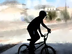 Chłopiec w kasku na rowerze BMX, gotowy na trening. Idealny posiłek przedtreningowy to energia do jazdy!