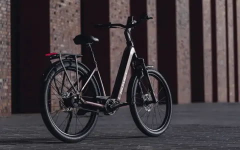 Elegancki rower elektryczny ROMET, idealny wybór, jeśli szukasz jaki rower elektryczny do 5000. Stylowy design i praktyczne rozwiązania.