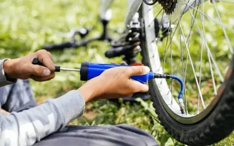 Pompowanie koła rowerowego (Schrader): Prosto, szybko, bez wpadek
