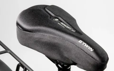 Siodło rowerowe B'Twin z pianką memory foam, zapewniające komfort i odciążenie dla kości kulszowych podczas jazdy.