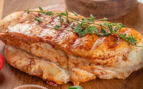 Soczysty filet z kurczaka, przyprawiony i pieczony, idealny pomysł, co zrobić z fileta z kurczaka na szybko.