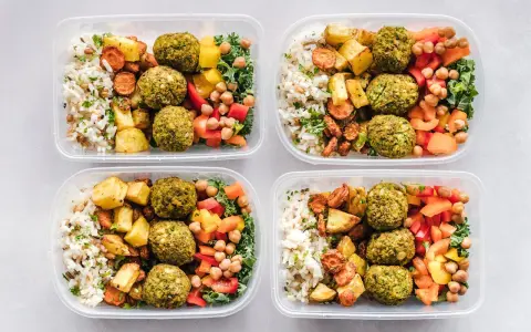 Cztery pojemniki z posiłkami: ryż, pieczone ziemniaki, marchewka, falafel, ciecierzyca i warzywa. Idealne na dietę 3000 kcal.