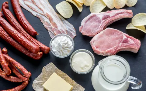 Kiełbaski, boczek, kotlety, masło, śmietana, mleko i chipsy – oto przykłady produktów, które zawierają tluszcze nasycone. Jakie to bogactwo smaków!