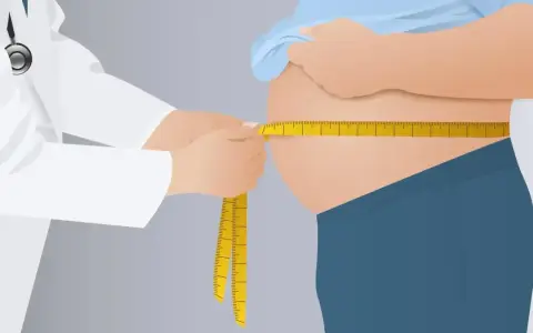 Lekarz mierzy miarką obwód brzucha piwnego pacjenta.