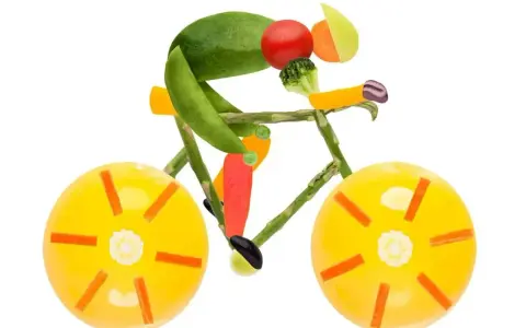 Rowerzysta z warzyw, symbolizujący energię i zdrowie, jak glikogen dla mięśni.