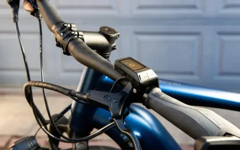 Wyświetlacz roweru elektrycznego pokazuje, jak działa rower elektryczny, prezentując dane o jeździe.