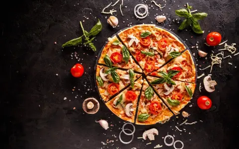 Pyszna pizza z pomidorkami, pieczarkami i bazylią. Zastanawiasz się, ile kcal ma pizza? To zależy od składników!