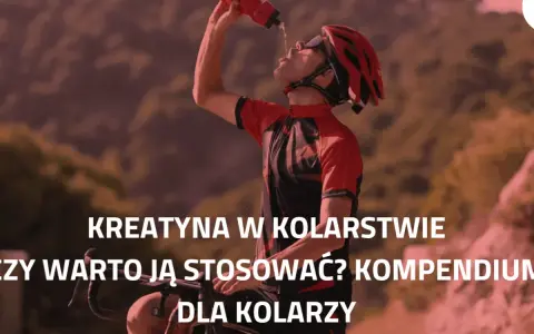 Kolarz pije wodę, zastanawiając się, ile kreatyny dziennie jest optymalne dla jego wydajności.