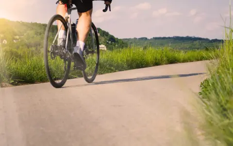 Intensywna jazda na rowerze to świetny trening. Pracują mięśnie nóg, pośladków i brzucha.