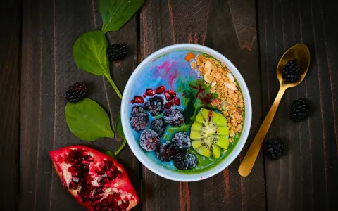 Kolorowa bowl z owocami i granolą. Czy to początek ortoreksji, co to za choroba?