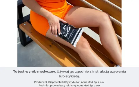 Kobieta z pomarańczowymi szortami stosuje zimny okład na udo, łagodząc potencjalne zakwasy po treningu.