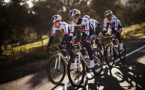 Kolarze BORA-hansgrohe w strojach z logo Red Bull i BOSS jadą w grupie. To ich czas na deload przed kolejnymi wyzwaniami.